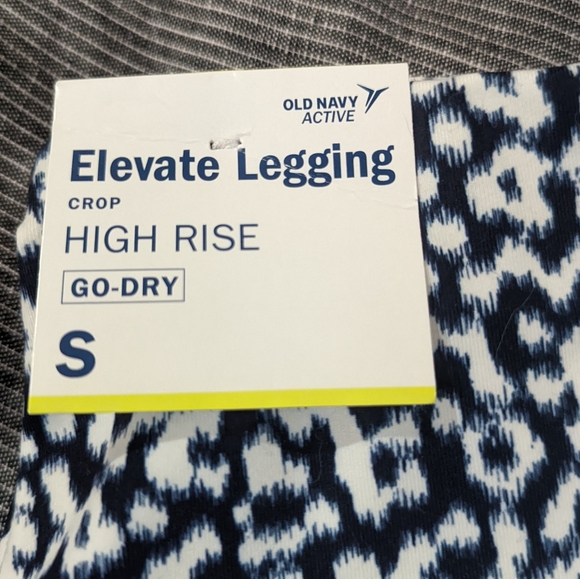 Old Navy High Rise Elevate Crop legging - Picture 2 of 12